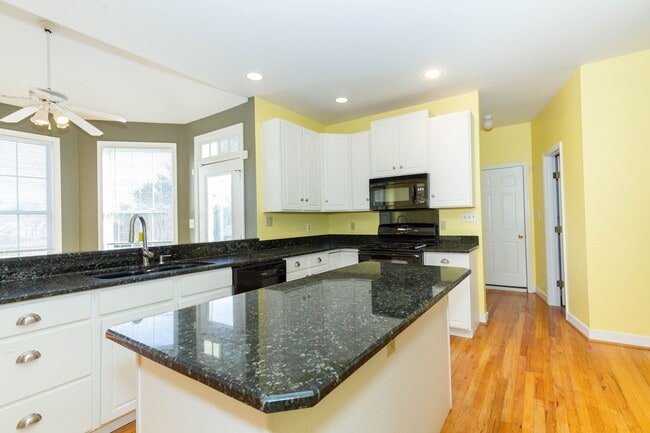 Building Photo - 4 bed, 3.5 bath Single Family Home in Charles Town, WV