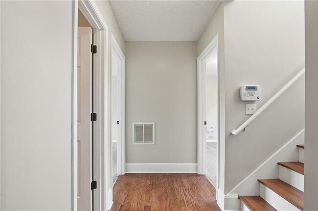Building Photo - 5949 Idlewood Pl