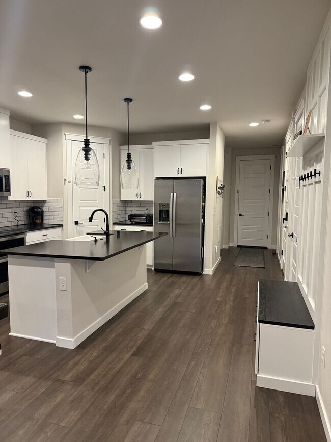 Building Photo - Beautiful Home with lots of upgrades.... A...