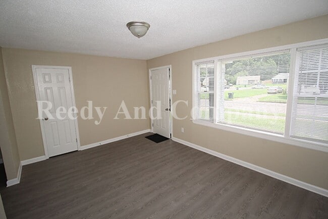 Building Photo - 91 Eastview Dr