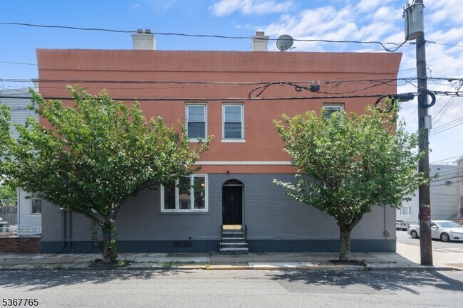 Building Photo - 655 4th Ave