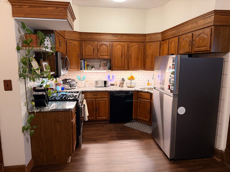 Building Photo - 1037 N Damen Ave