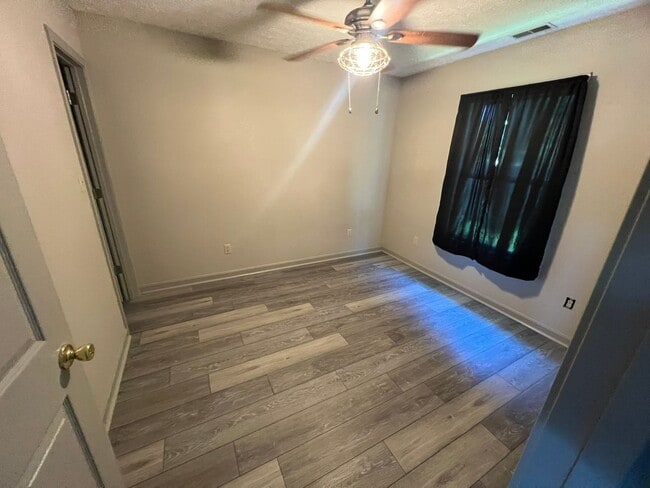 Building Photo - 3 bed 1 bath with huge backyard