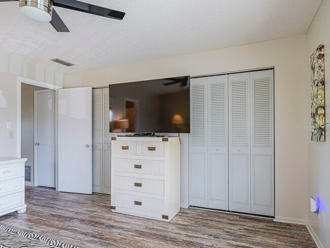 Building Photo - 74 Royal Oak Ct