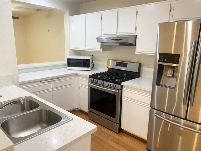 Building Photo - Wonderfully located 3bed, 3 bath in the heart of Westlake VIllage