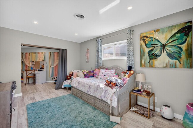 Building Photo - 1570 NE 30th Pl