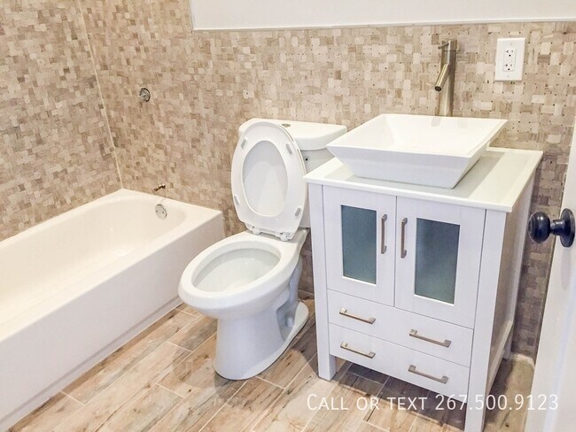 Building Photo - 1025 E Montgomery Ave