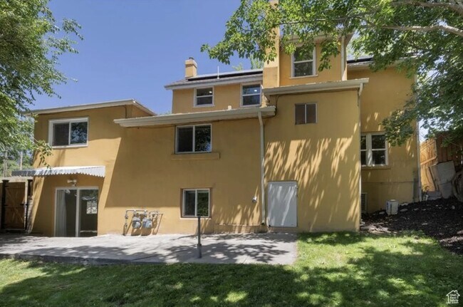 Building Photo - 537 N Darwin St