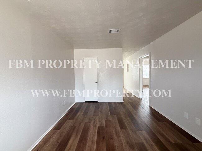 Building Photo - Preston-Gilmer Apartments, Unit 7 - Cozy 2 Bedroom, 1 Bathroom home in Ennis, Tx!