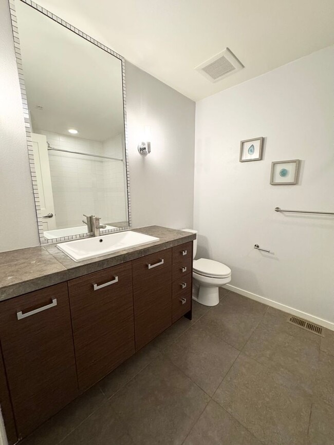 Building Photo - Rare Townhome 2 bed 2 bath in Heart of Bellevue Downtown