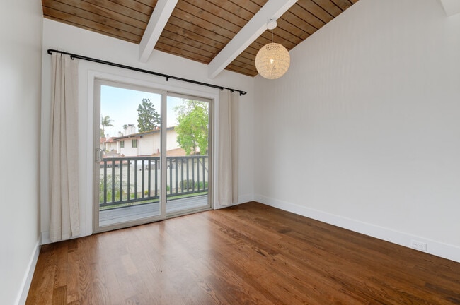 Building Photo - 4373 Loma Riviera Ct