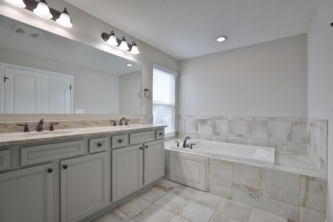Building Photo - 1412 Leesland Dr