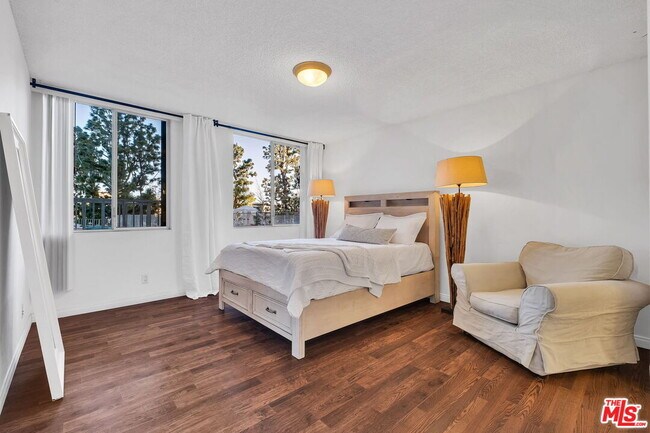 Building Photo - 100 S Doheny Dr