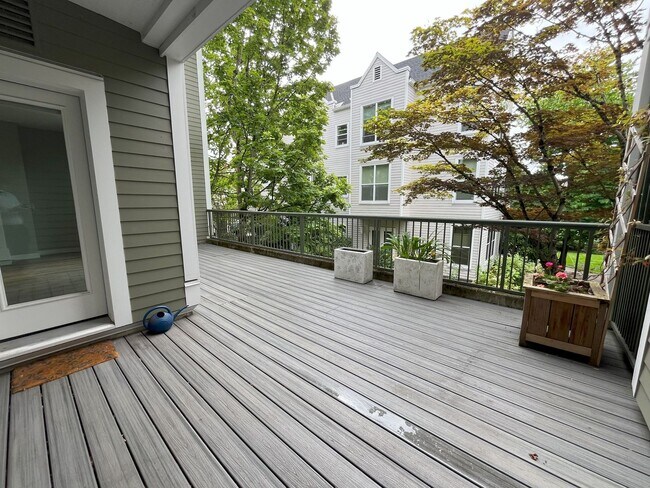 Building Photo - 1BD/1BA RiverPlace Condo - Secure Parking Included. Walk to OHSU, Waterfront, Shops & Restaurants.