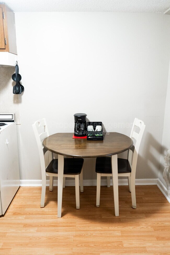 Building Photo - 707 W Race St