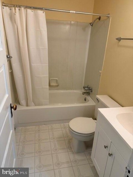 Building Photo - 104 W Main St