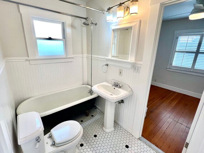 Building Photo - 2 bedroom, 2 bathroom Bright and Happy Home Near Downtown Santa Barbara