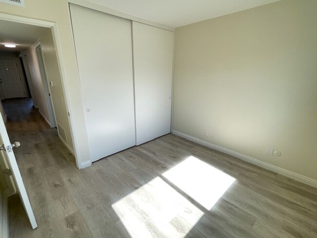 Building Photo - 2 Bd 1.5 bath Condo in Irvine