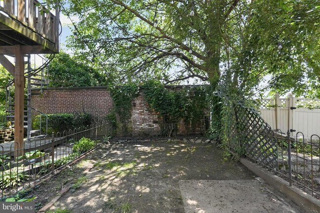 Building Photo - 185 Baldwin St
