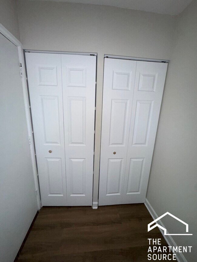 Building Photo - 5917 N Kenmore Ave