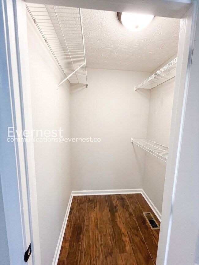 Building Photo - 3 Bed, 2 Bath Home with Off-Street Parking / Pet-Friendly / Available Now!