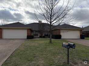 Building Photo - 3 bed 2 bath Duplex