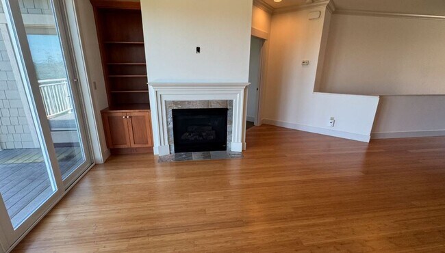 Building Photo - End Unit, 3 Bed, 2.5 Bath PLUS Bonus Room, Anacortes
