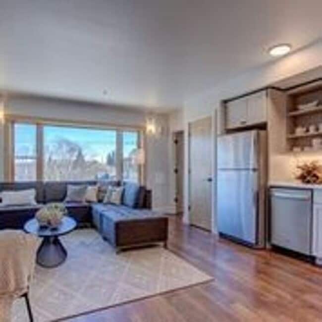 Building Photo - Luxury top floor 2bd in the heart of Sellw...