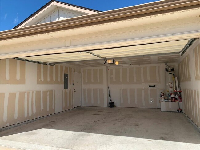 Building Photo - 352 Langely