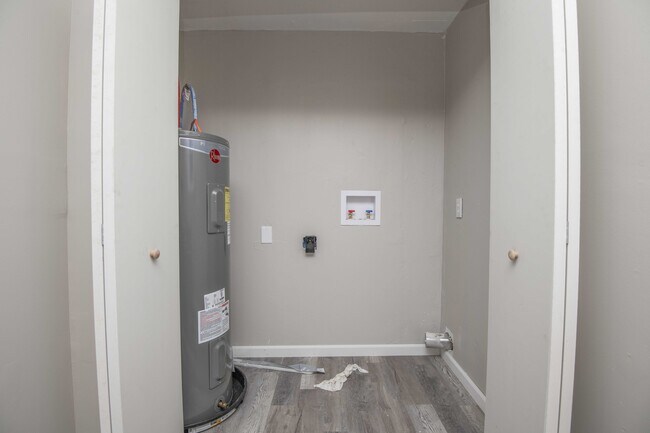 Building Photo - 912 Hotel Ave