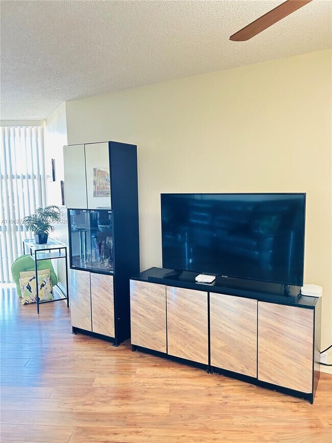 Building Photo - 800 Parkview Dr