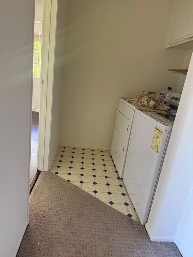 Building Photo - SPACIOUS AND BRIGHT 2 BED +2.5 BATH CONDO!...