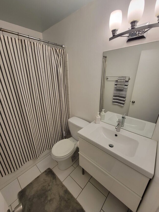 Building Photo - 2 Bed, 2.5 Bath Condo Available in Greenville