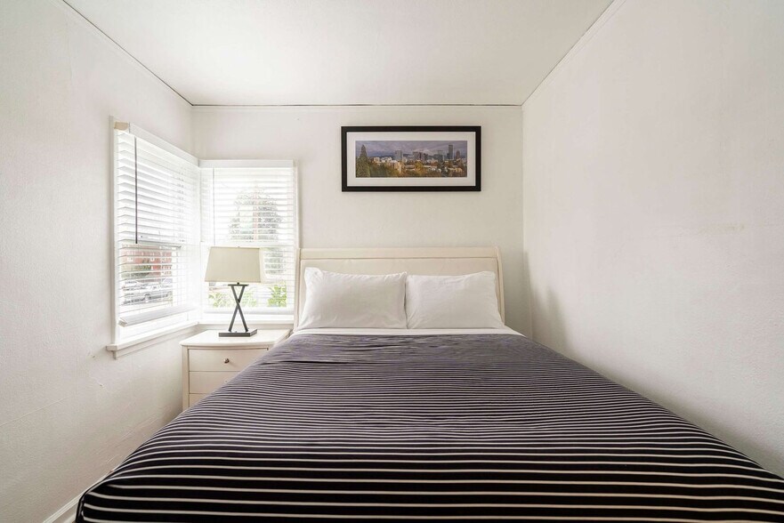 Building Photo - 825 SE 49th Ave