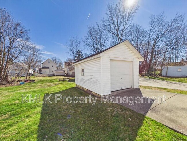 Building Photo - 446 7th St