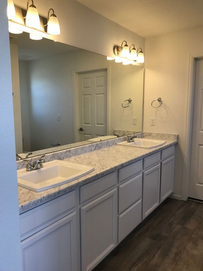 Building Photo - 3 bedroom 2 1/2 bathroom house in Commerce...