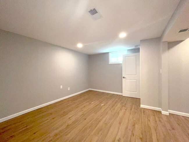 Building Photo - Gorgeous remodeled 2 bedroom in Triplex!