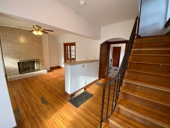 Building Photo - 2205 Waldeck Ave