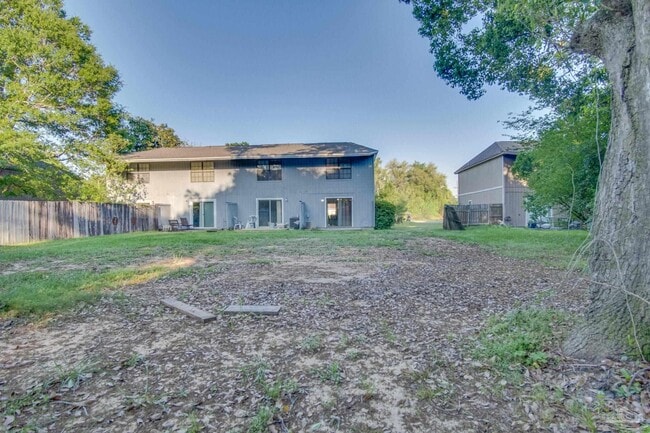 Building Photo - 8111 Stonebrook Dr