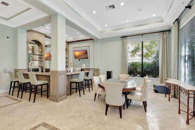 Building Photo - 720 S Sapodilla Ave