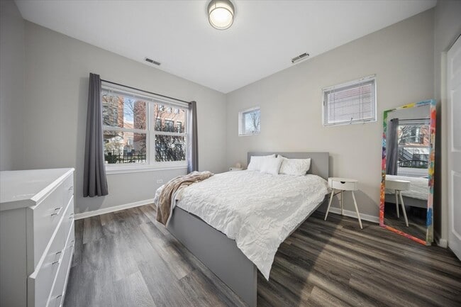 Building Photo - 943 W College Pkwy