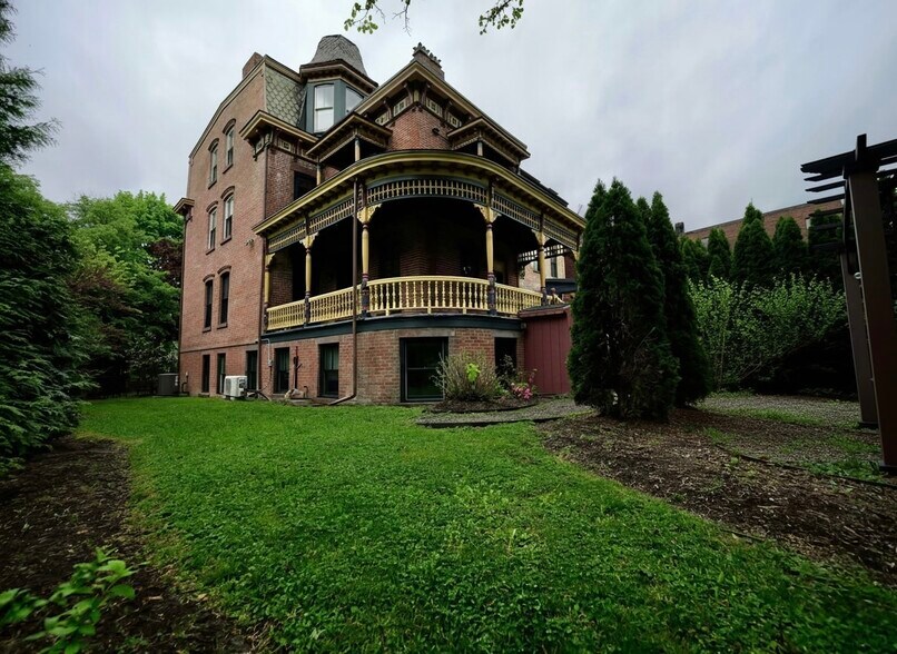Building Photo - 4 Grand St
