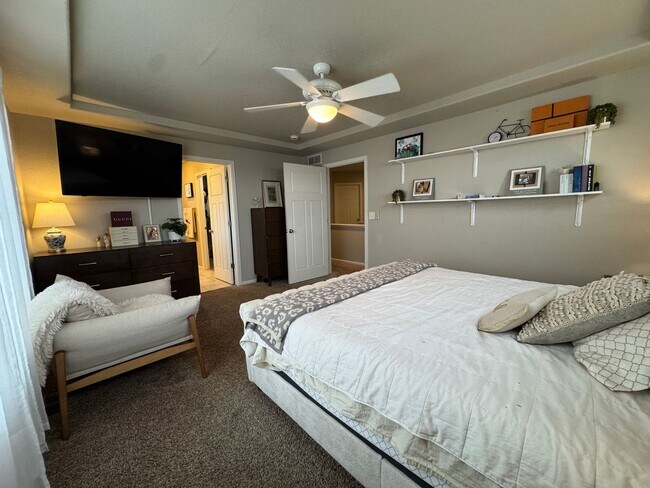 Building Photo - 3 Bedroom, 4 Bathroom Home on a Corner Lot...