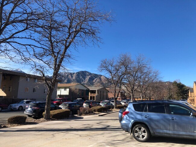 Building Photo - One Bedroom Main Level Condo for Rent Near CU