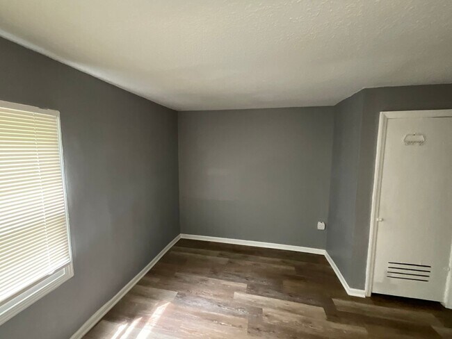 Building Photo - 2 bedroom with amazing yard!