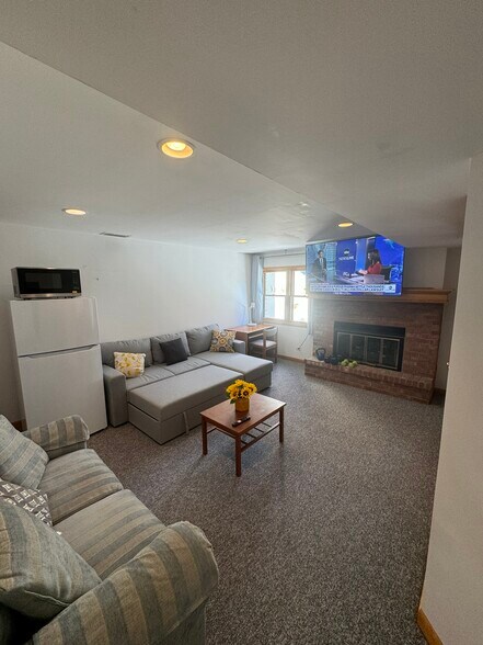 Building Photo - 7S485 Lynn Dr