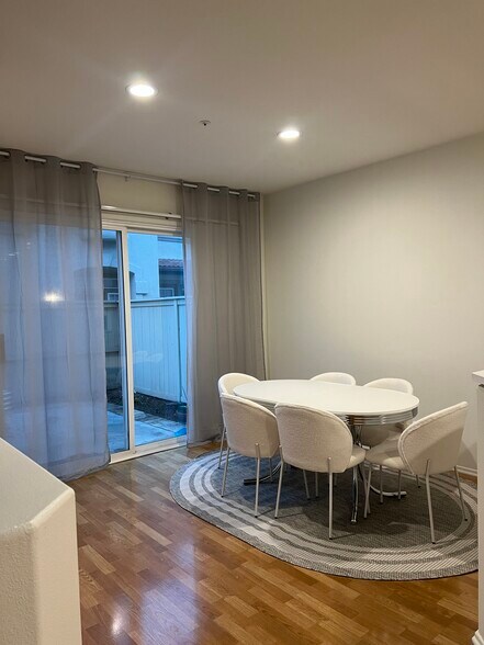 Building Photo - 333 Rathbourne