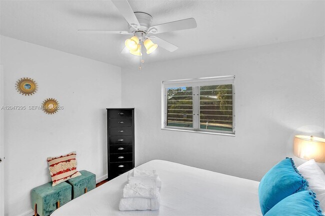 Building Photo - 4633 SW 28th Ave