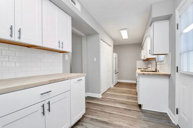 Building Photo - END UNIT 3BD/2.5BA Townhome in Lexington Commons