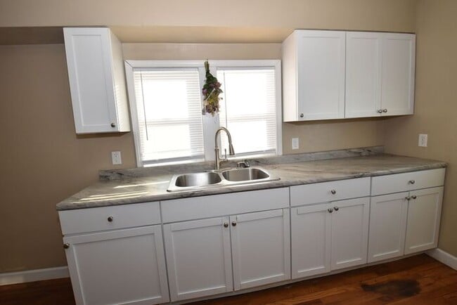 Building Photo - Mishawaka Northside 3 bedroom 1 1/2 story home with 2 bathrooms